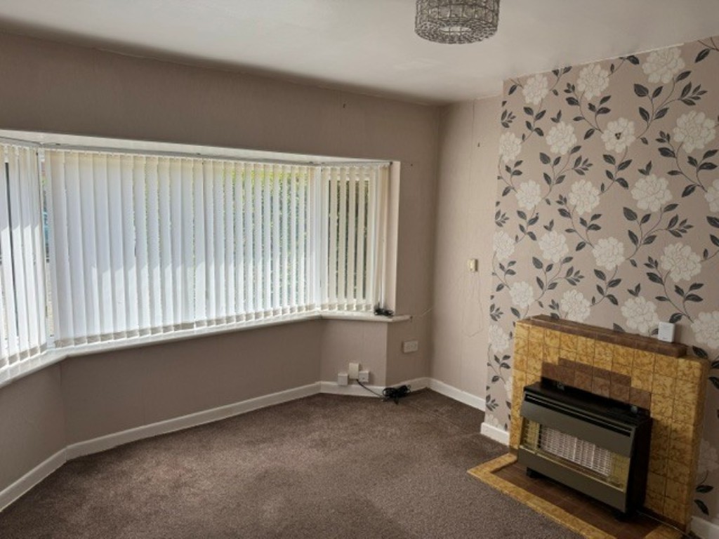 Lot: 228 - HOUSE WITH STRUCTURAL ISSUES FOR IMPROVEMENT - Living room with fireplace